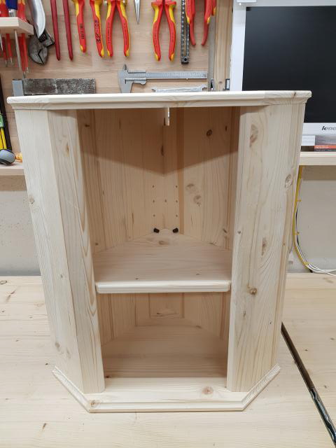 zusammengesteckte Teile des Schränkchen zusammengesteckte Teile des Schränkchen