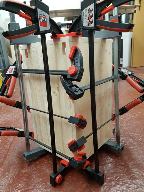 Verleimen des Schränkchens Verleimen des Schränkchens