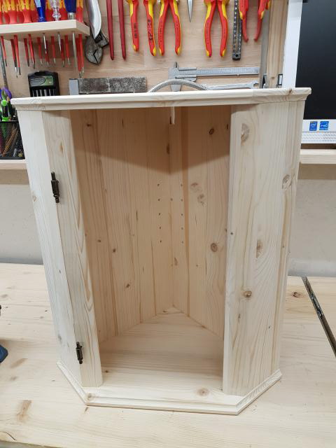 Korpus mit Türscharnieren Korpus mit Türscharnieren