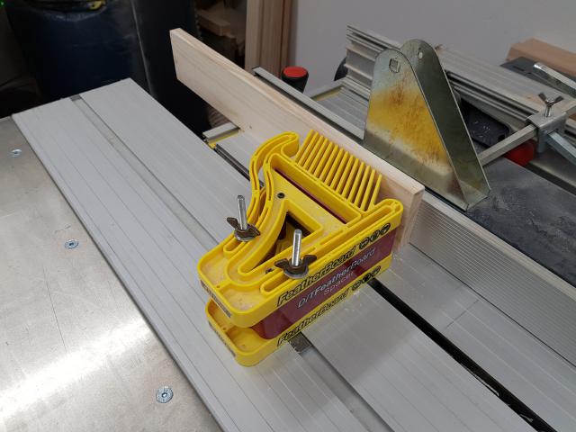 Fräsen der Nut für die Sperrholzeinlage Fräsen der Nut für die Sperrholzeinlage