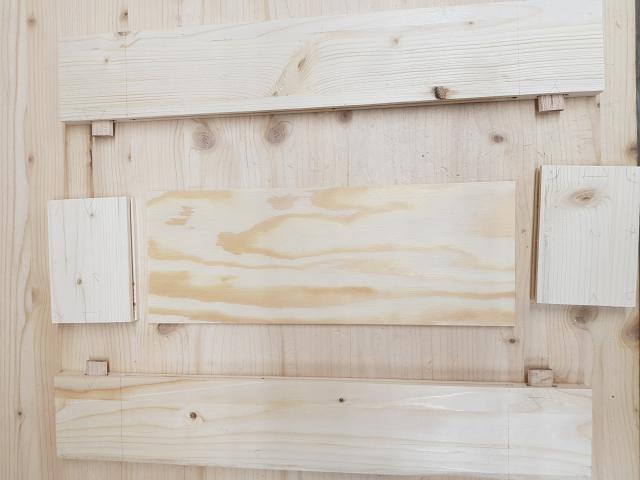 Einzelteile der Tür vor dem Fügen Einzelteile der Tür vor dem Fügen