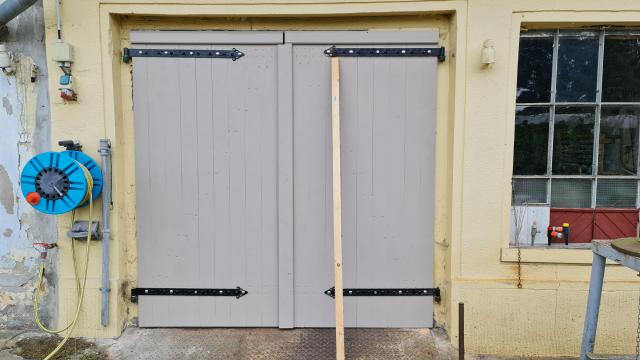 das gestrichene Tor ohne Schloss das gestrichene Tor ohne Schloss